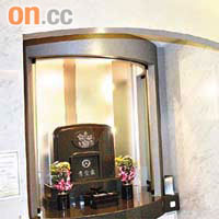 日本的關內陵苑除可以讓後人現場拜祭，亦可以將墓碑影像傳送至家中電腦屏幕。