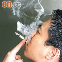 吸煙的煙霧容易令人咳嗽，原因是刺激了肺部表面的神經受體。	（資料圖片）