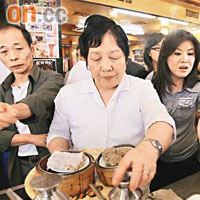 食客「打蛇餅」等候出爐美食。