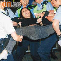 陳巧文被大批警員合力抬離政府總部。	（呂浩鋒攝）