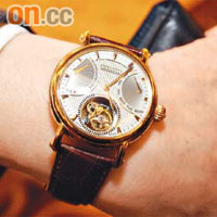 盧德光手上戴住嘅海鷗牌真金陀飛輪手錶，原來係幾年前鄭裕彤送贈嘅。
