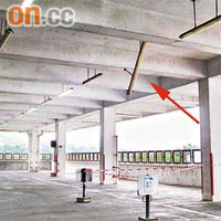 天慈邨停車場光管架折斷多月仍未維修（箭嘴示）。