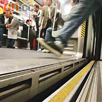乘客誤踏港鐵車站月台空隙的意外頻生，情況令人關注。	（資料圖片）