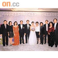 陳聖澤（左四）娶新抱，多位立法會議員都嚟飲番杯，包括林健鋒伉儷（左一、二）、梁劉柔芬伉儷（右四、三）及立法會秘書長吳文華（右五）。	（葉華英攝）