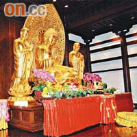 楊釗在九龍灣公司大本營頂層設置佛堂，中間最大嗰座佛像，係根據大嶼山天壇大佛嘅式樣去做。