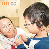 先天性失聰的兒童，最好在六至十二個月大時接受人工耳蝸手術。