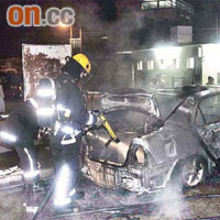 私家車被縱火，消防員開喉灌救。	（張曉楠攝）