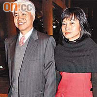自嘲「神經富豪」嘅楊釗（左），同太太拖手仔出席「中國之夜」晚宴。
