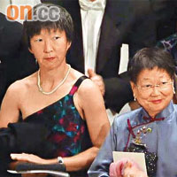 高錕太太（右）及女兒在頒獎會場內親歷高錕領取諾獎。