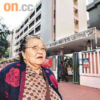 回想在屯門眼科中心及屯門醫院施白內障的手術過程，霍婆婆誓言對香港的醫護人員信心盡失。	（周景文攝）