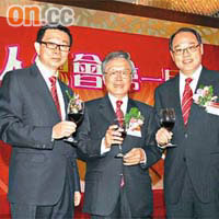 （右起）林大輝、周厚澄及方平牽頭成立新界潮人總會，尋日舉行第一屆就職典禮。
