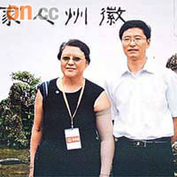 范徐麗泰（左）○六年到黃山鮑家花園考察時影下嘅一幅相片，被花園用作生招牌宣傳。	（馬彼得攝）