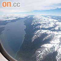 團友從飛機上俯瞰連綿不絕嘅安第斯山脈，忍唔住拍下最壯觀一刻。（相片由容永祺提供）