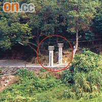 西貢南圍村官地被非法僭建鐵閘，鐵閘雖已拆除，但仍遺下兩支石柱（圓圈示）。