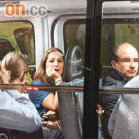 涉案洋漢與女遊客在警車內助查。