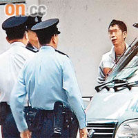 涉事客貨車司機在場向警方講述事件。