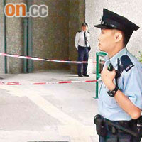 警員在沙田廣源邨擲生果刀現場調查。	（翁火攝）