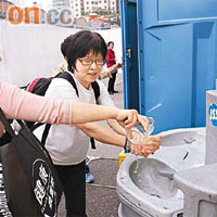 工展會內流動洗手盆「缺水」，市民如廁後要用自攜飲用水洗手。