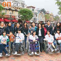 胡幗英（前排右三）與五位接受截肢嘅四川地震傷患者遊迪士尼樂園，出錢出力又出心。　