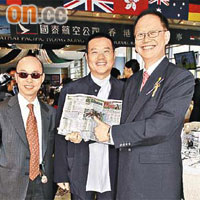 陳南祿（右）讚賞《東方日報》馬經貼士準。中為東方報業集團主席馬澄發，左為澳門練馬師譚文就。