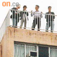 大批探員在置安大廈天台進行高空監察。