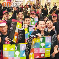 首批深圳非廣東戶籍個人遊旅客甫到港就獲商場贈送價值五千多元的禮品和購物優惠，滿載而歸。