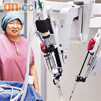 新手術室配置最先進的「達文西」機械臂，設有仿真手腕器具，可作多達七個不同幅度活動。