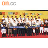 陳祖澤（前排右五）頒獎座表揚香港代表隊，羅傑承（前排左五）及梁孔德（前排左四）率領球隊出席。	（何偉鴻攝）