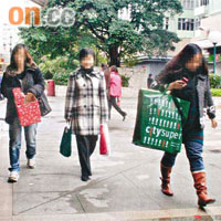 12:10 p.m.：數名觀塘民政處女職員攜同抽獎箱及禮物，乘坐AM車抵達德福會所。