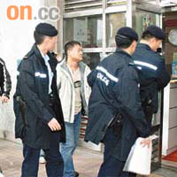 大批警員及房署職員在長亨邨現場調查高空墮物案。