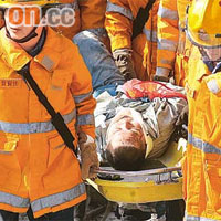 重傷工人由消防員救出，送院不治。