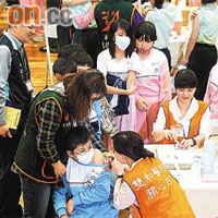 台灣醫護人員在學校為兒童接種豬流感疫苗。