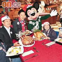 迪士尼送手提電話，又請食大餐，讓長者們提早歡度聖誕佳節。	（蘇文傑攝）