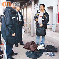 警員檢查劫匪遺在巴士站的物件。	（曾志恒攝）