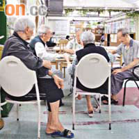 香港人口老化的問題日增，對安老院宿位的需求愈來愈殷切。