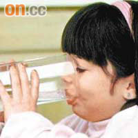 幼童睡前可改用杯飲沖淡奶水。	（資料圖片）