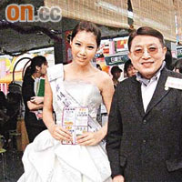 尹德勝（右）逛工展會期間巧遇其中一位工展小姐候選人，捉住對方影番張靚相。	（嚴少阡攝）
