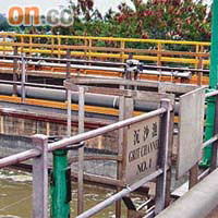 沙田污水處理廠沉沙池安裝玻璃纖維蓋罩前，污水常釋出臭味。