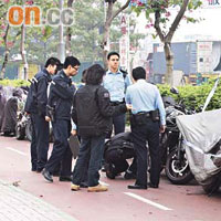 警員到電單車被連環破壞現場調查。	（黃君堡攝）