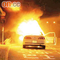 小欖昨晚發生火燒「辣車」事故，全車被焚毀。	（讀者提供）