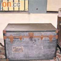 不少碉樓內部的家具保存完好，包括有當年「金山伯」所用的大行李箱。