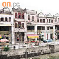 赤坎古鎮建築物具特色，王家衛執導的電影《一代宗師》亦在此取景拍攝。