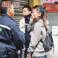 遇襲女子臉受傷，警員擬施救遭責罵。	（冼耀華攝）