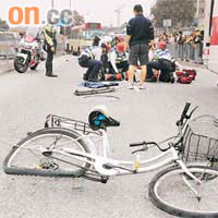 單車在元朗被小巴猛撞至變形。	（黃君堡攝）