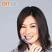 牙醫建議市民刷牙後以舌頭感受牙齒表面，感到平滑才代表乾淨。