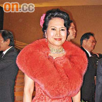 江素惠情迷鮮紅色旗袍，因為可以令佢明艷照人。	（余素月攝）