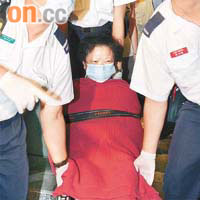 一名老婦今年九月衝入其醫生女兒位於荃灣的診所企圖自殺。