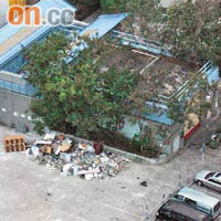 青楊街垃圾站附近位置長期堆積建築廢料。	（讀者提供）