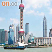 作為「長三角」龍頭的上海，銳意發展為金融中心，挑戰香港。