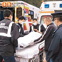 港方醫護人員在文錦渡，將謝伯由廣州醫院救護車移上港方救護車。	（林靄雲攝）